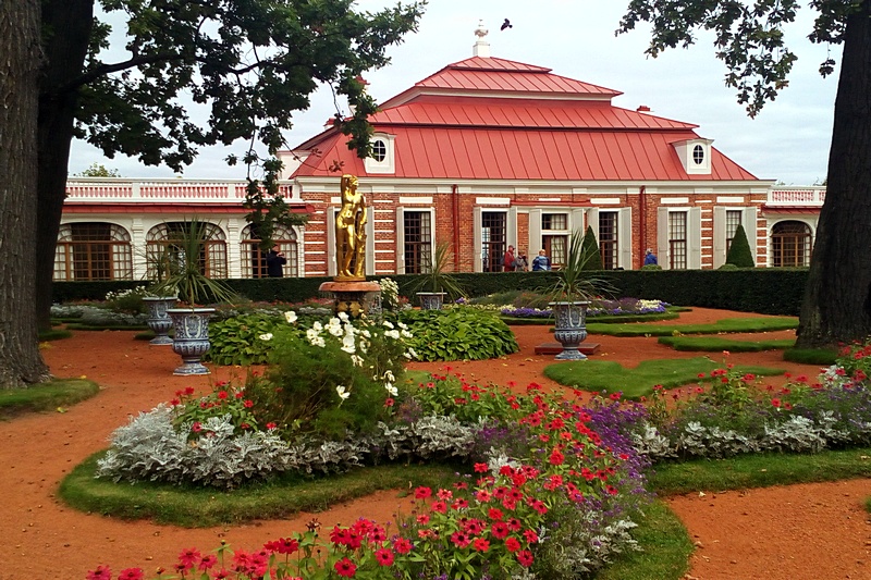 monplaisir palace and garden in peterhof